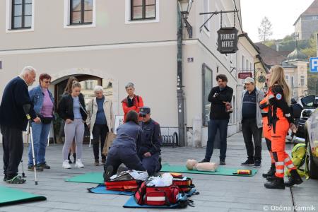Predstavitev postopkov oživljanja in uporabe defibrilatorja na Glavnem trgu v Kamniku (5)